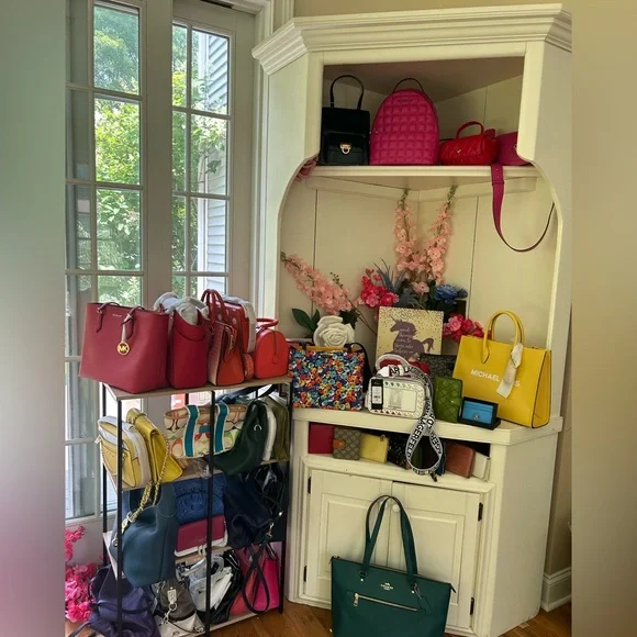 LIVE SHOW PRIDE RAINBOW MYSTERY GAME - Picture 1 of 5